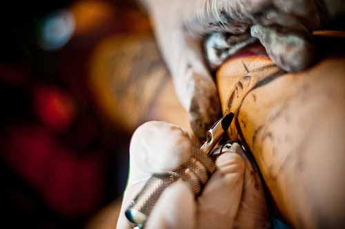 Tatuaggi e piercing rischio epatite in molti casi